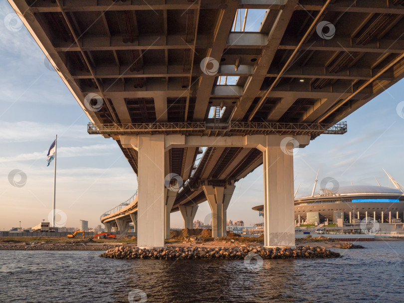 Скачать Бетонная опора моста современного дизайна над водой. Шоссе над головой. Санкт-Петербург. фотосток Ozero