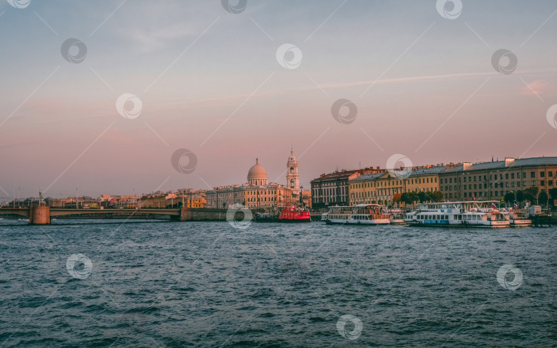 Скачать Вечер в Санкт-Петербурге. Корабли в доке. фотосток Ozero