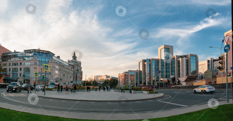 Скачать Прекрасный вид на Москву. Панорама широкой улицы в центре города с вечерним движением автомобилей. фотосток Ozero