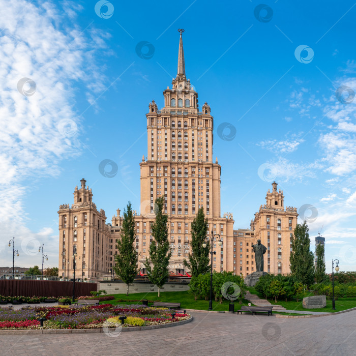 Скачать Панорамный вид на площадь отеля Radisson Royal (гостиница "Украина"). фотосток Ozero