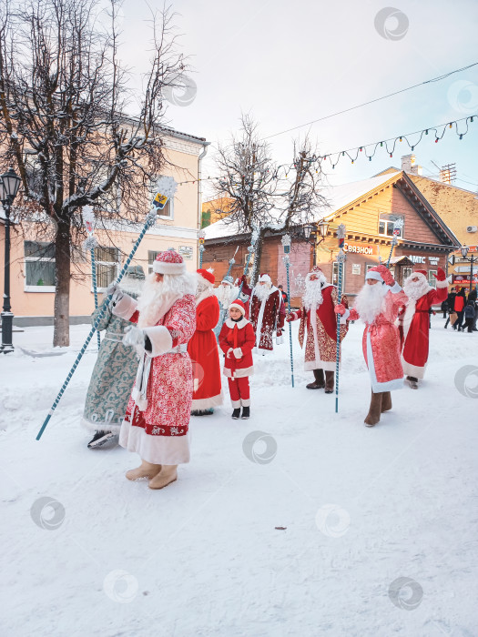 Скачать Шествие сказочных персонажей Деда Мороза. Люди, которые являются фотосток Ozero