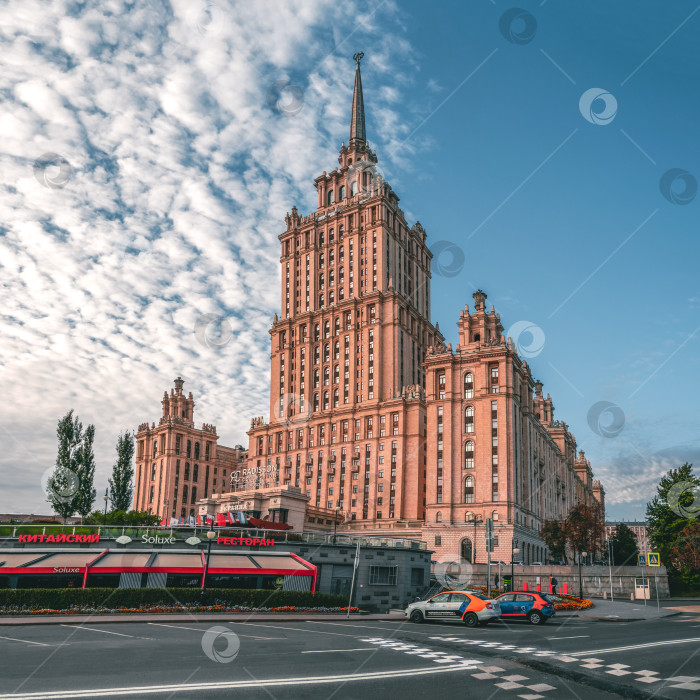 Скачать Панорамный вид на площадь отеля Radisson Royal (гостиница "Украина"). фотосток Ozero