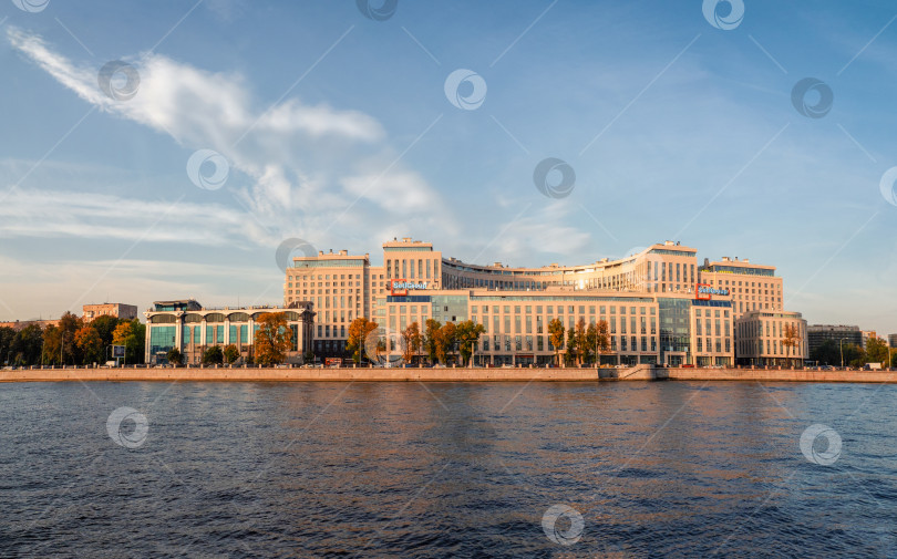 Скачать Прекрасная осенняя панорама современного Санкт-Петербурга. Новый современный r фотосток Ozero