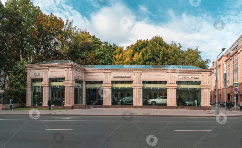 Скачать Салон Mercedes-Benz в самом центре Москвы фотосток Ozero