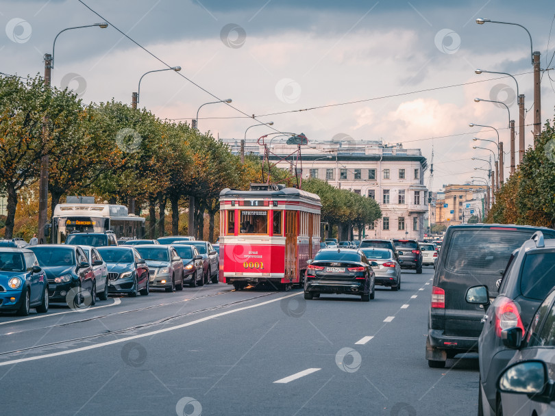 Скачать Туристический трамвай в городском движении. фотосток Ozero