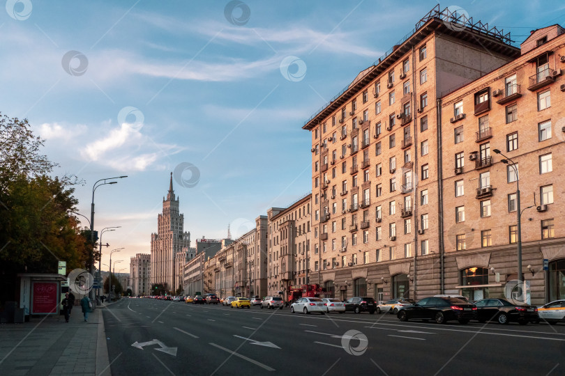 Скачать Сталинская высотка на Садово-Спасской улице в Москве. Вечернее движение автомобилей. фотосток Ozero