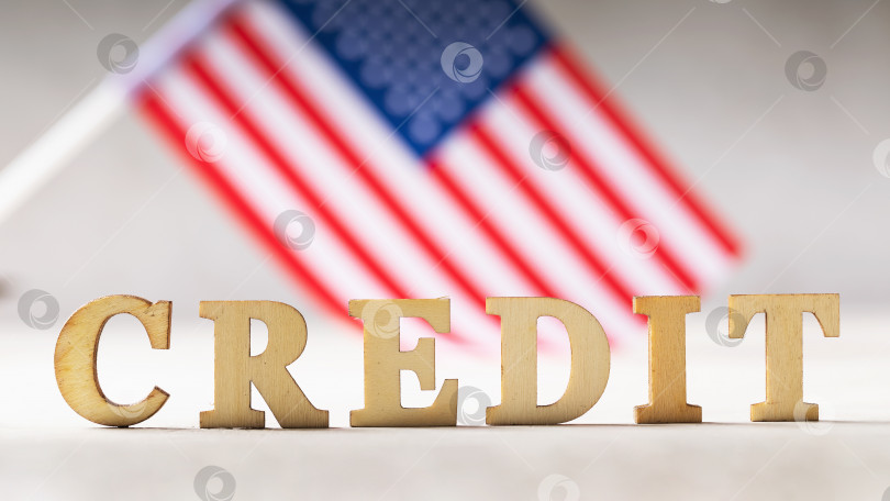 Скачать Текст из деревянных букв и американского флага на абстрактном фоне, концепция займа у Соединенных Штатов. фотосток Ozero