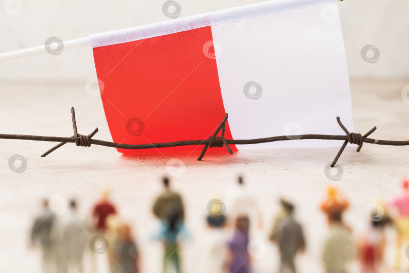 Скачать Флаг Польши, колючая проволока и пластмассовые игрушечные человечки, концепция нелегальной миграции фотосток Ozero