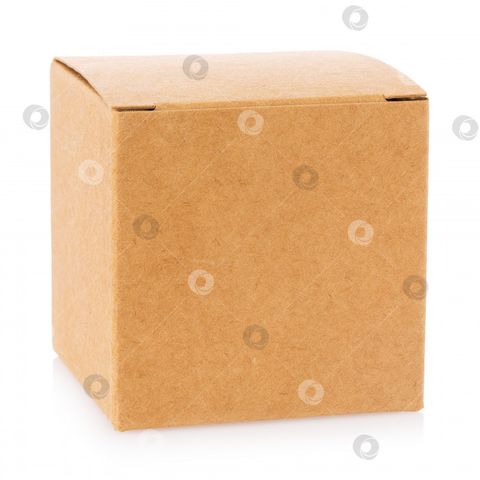 Скачать Закрытая картонная коробка, выделенная на белом фоне фотосток Ozero