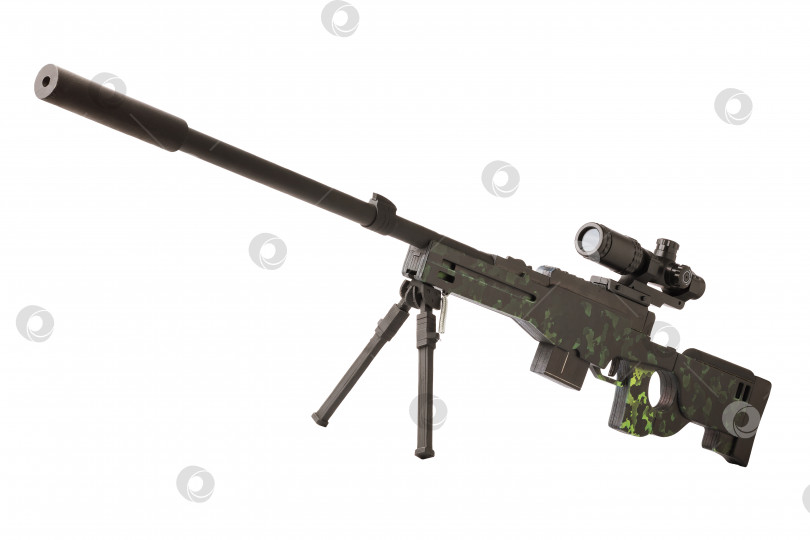 Скачать Деревянная игрушечная снайперская винтовка с оптическим прицелом, выделенная на белом фоне фотосток Ozero
