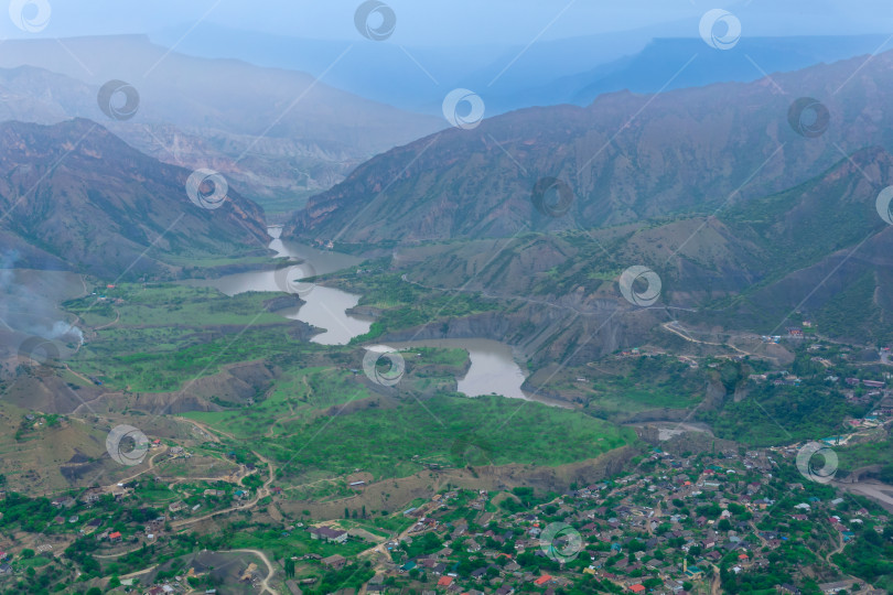 Скачать туманная горная долина с рекой, лесами и полями фотосток Ozero