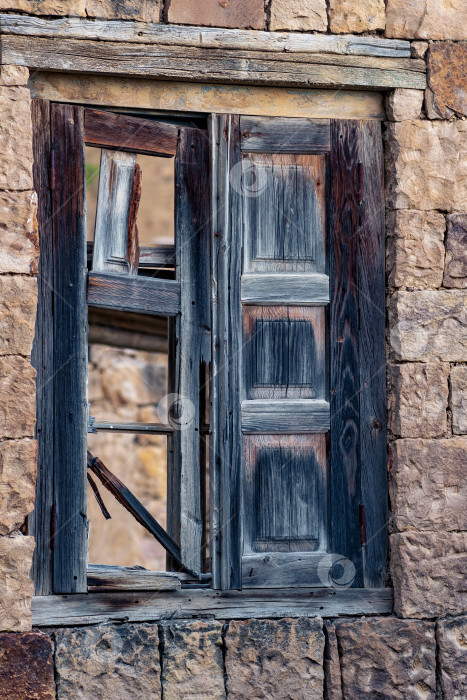 Скачать старое окно с деревянными сломанными ставнями в деревне-призраке Гамсутль в Дагестане фотосток Ozero