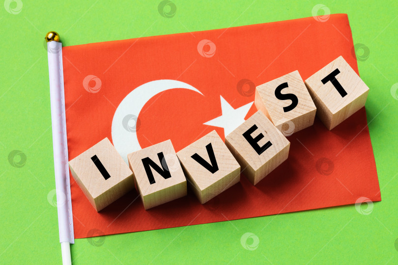Скачать Деревянные кубики с текстом и флагом на цветном фоне, концепция на тему инвестиций из Турции фотосток Ozero