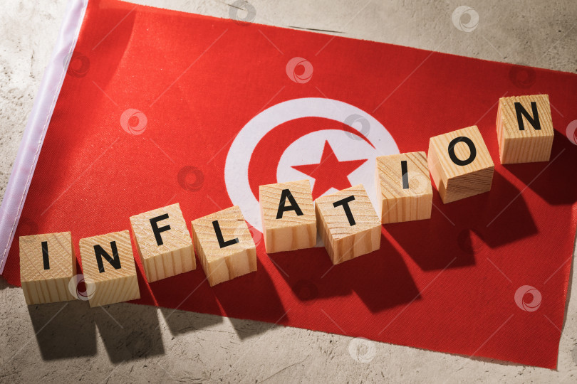 Скачать Флаг Туниса и деревянные кубики с текстом, концепция на тему инфляции в стране фотосток Ozero