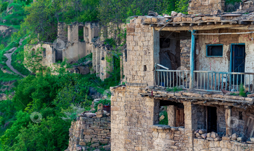 Скачать заброшенные дома на склоне горы в деревне-призраке Гамсутль в Дагестане фотосток Ozero