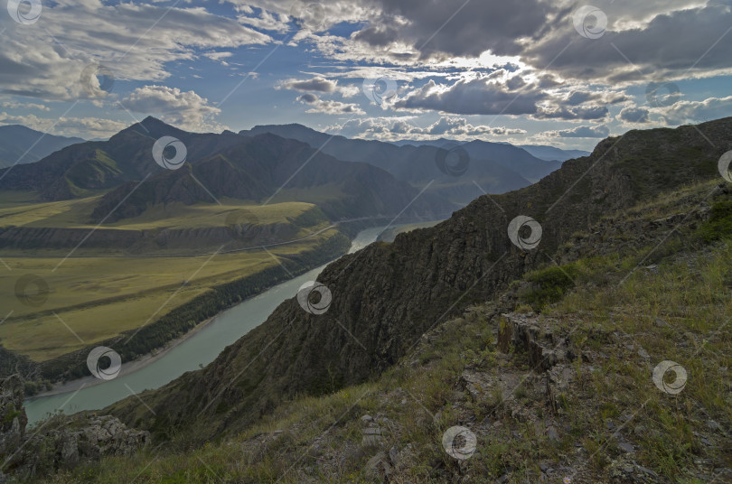 Скачать Горные хребты в лучах вечернего солнца. Алтай, Россия фотосток Ozero