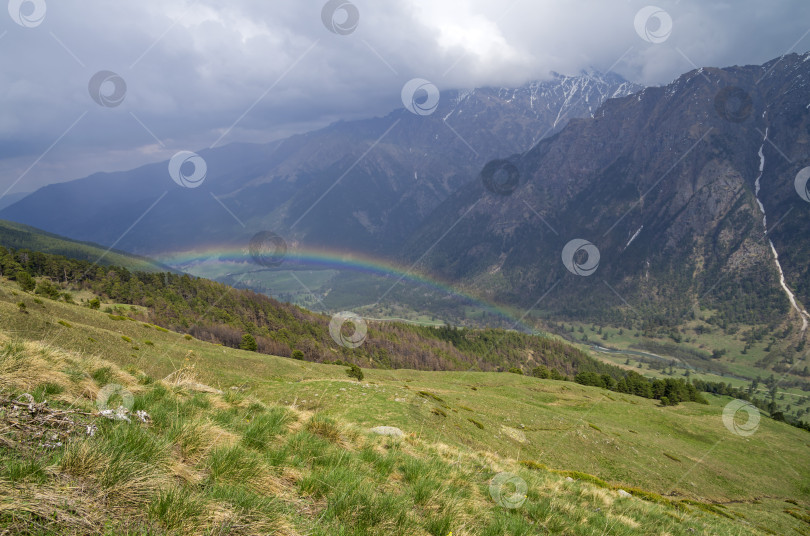 Скачать Радуга в горном ущелье. фотосток Ozero