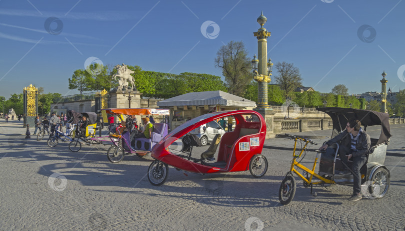 Скачать Велотакси ожидает пассажиров. фотосток Ozero