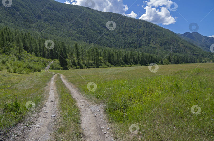 Скачать Проселочная дорога в горной долине. фотосток Ozero