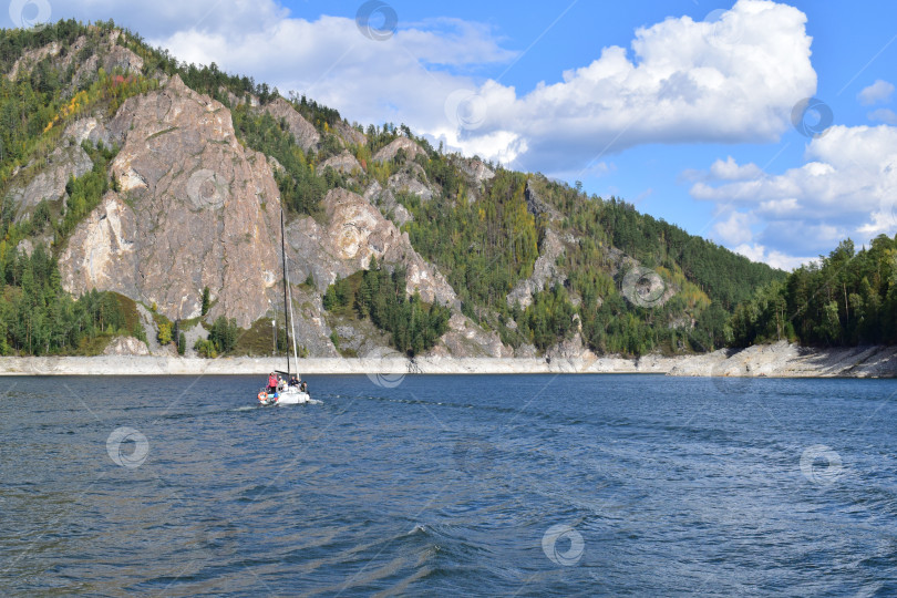 Скачать Белая яхта на Красноярском море в окружении скалистых берегов фотосток Ozero