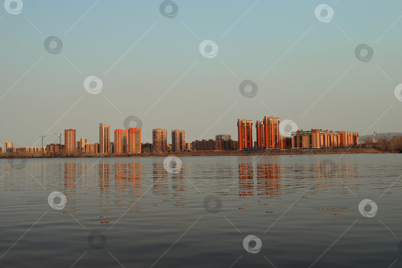 Скачать Новый микрорайон в городе на берегу большой реки перед закатом фотосток Ozero