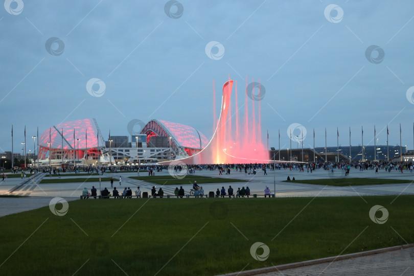 Скачать Вечерний вид на Олимпийскую площадь в Сочи, Россия. 26 мая 2023 года. фотосток Ozero