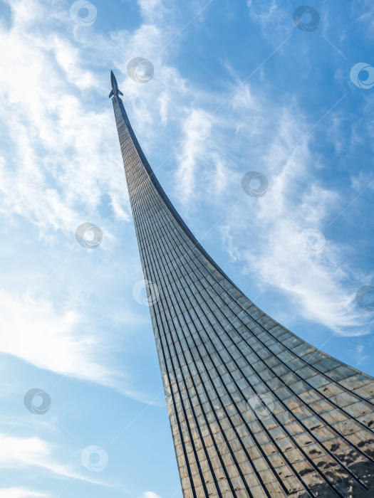 Скачать Памятник покорителям космоса в Москве, ракета на фоне облаков в небе фотосток Ozero
