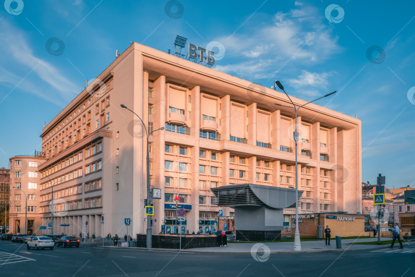 Скачать Здание банка ВТБ на Мясницкой улице в Москве фотосток Ozero