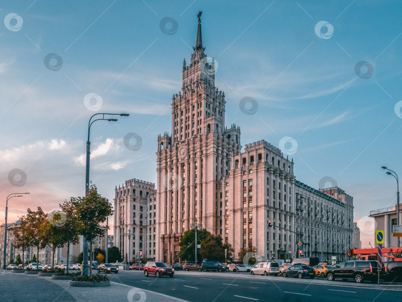 Скачать Сталинская высотка на Садово-Спасской улице в Москве. Вечернее движение автомобилей. фотосток Ozero