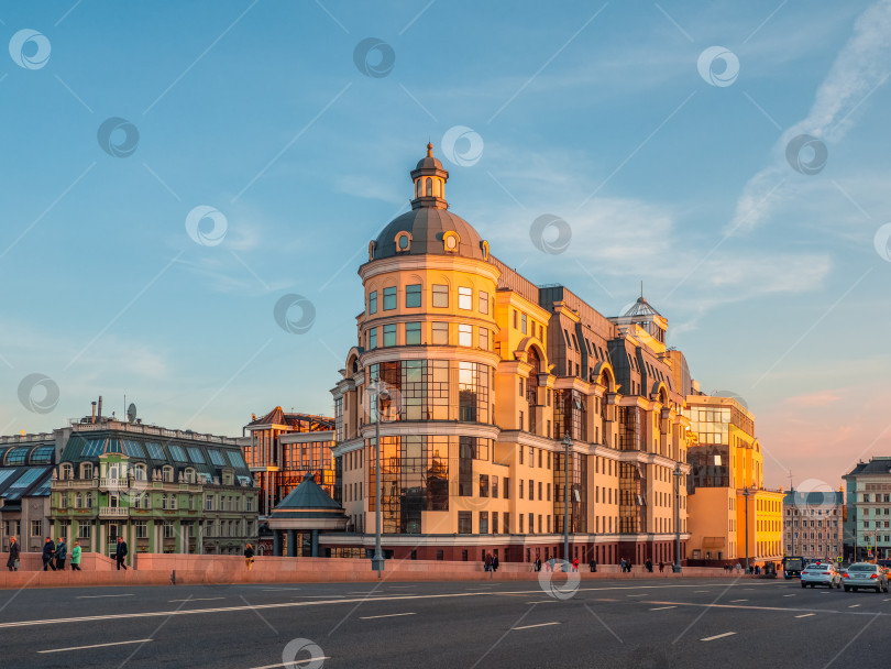Скачать Красивое большое здание на Якиманке, в Лубочном переулке в Москве. фотосток Ozero