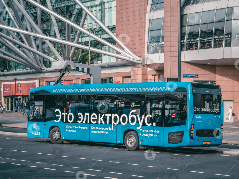 Скачать Электробус стоит на железнодорожном вокзале в Москве. Концепция электрического городского общественного транспорта. фотосток Ozero
