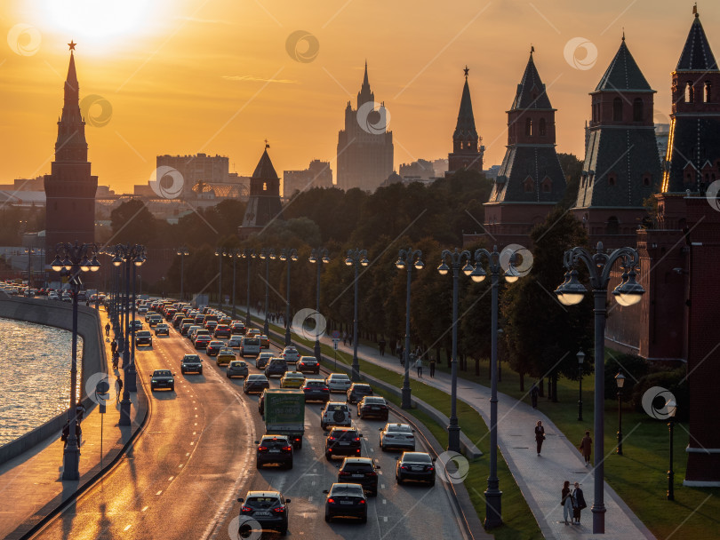 Скачать Вечерние пробки на дорогах Москвы. Пробка в центре города. Вид сверху. фотосток Ozero