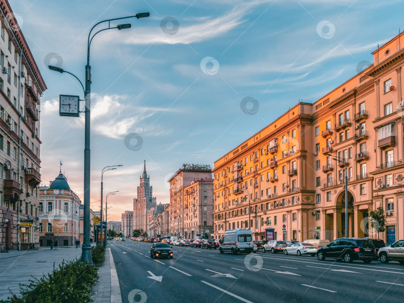 Скачать Садово-Спасская улица в Москве. Вечернее движение автомобилей. фотосток Ozero