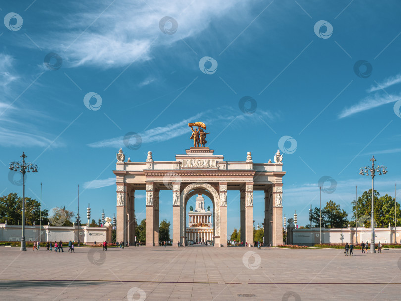 Скачать Вид на площадь и вход в главный павильон ВДНХ в Москве. фотосток Ozero