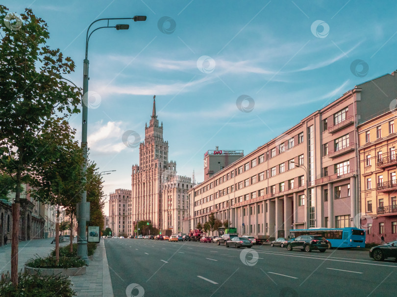 Скачать Сталинская высотка на Садово-Спасской улице в Москве. Вечернее движение автомобилей. фотосток Ozero