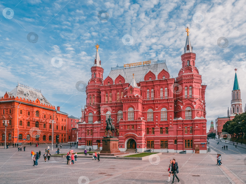 Скачать Площадь с гуляющими людьми перед историческим музеем на Красной площади в Москве. фотосток Ozero