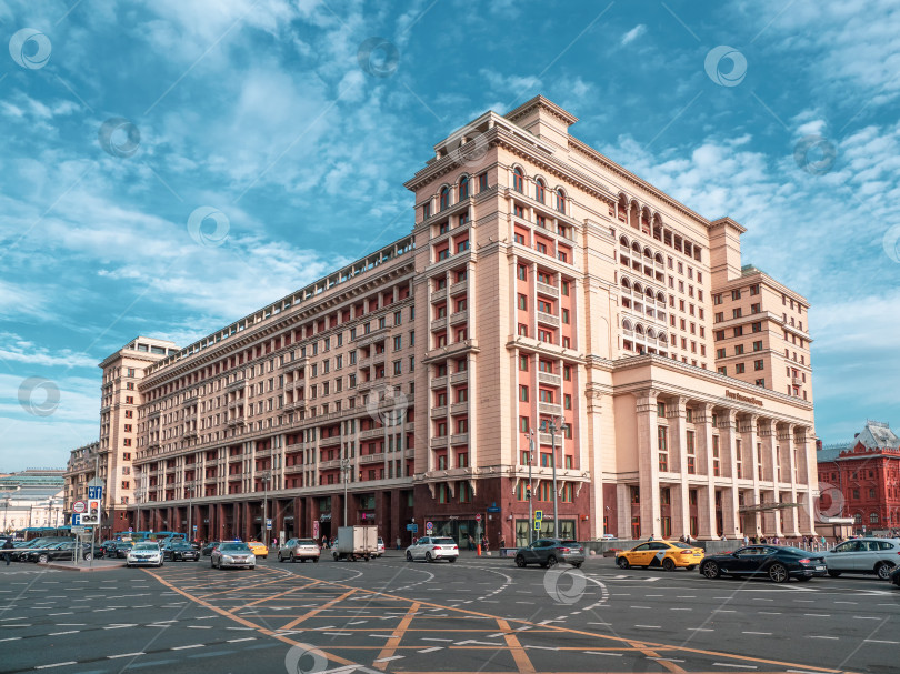 Скачать Площадь с машинами перед отелем Four Seasons в Москве. фотосток Ozero