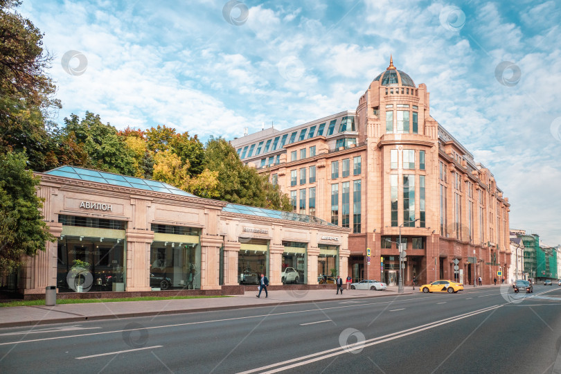 Скачать Салон Mercedes-Benz в самом центре Москвы. Улица Воздвиженка. фотосток Ozero