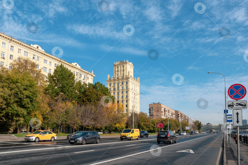 Скачать Бережковская набережная в Москве. Московское дорожное движение. Машины въезжают в центр города. фотосток Ozero