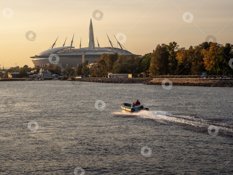 Скачать Резиновая моторная лодка несется по водам Невы в Санкт-Петербурге. фотосток Ozero