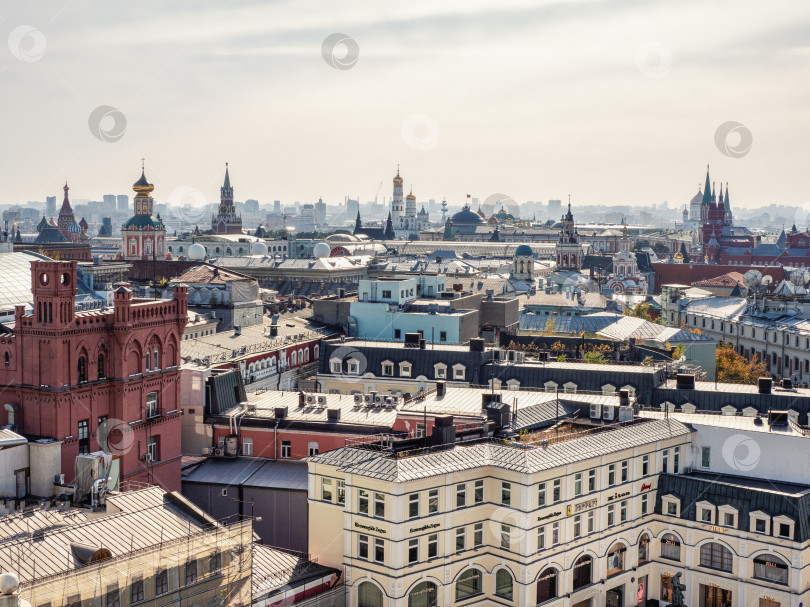 Скачать Крыши домов старой городской архитектуры в центре Москвы. фотосток Ozero