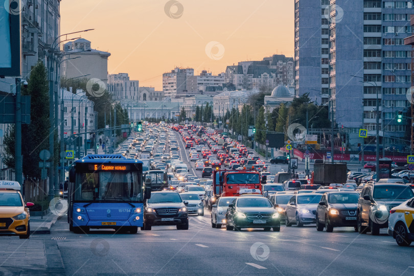 Скачать Вечерние пробки на дорогах Москвы. Движение по Садовому кольцу. фотосток Ozero