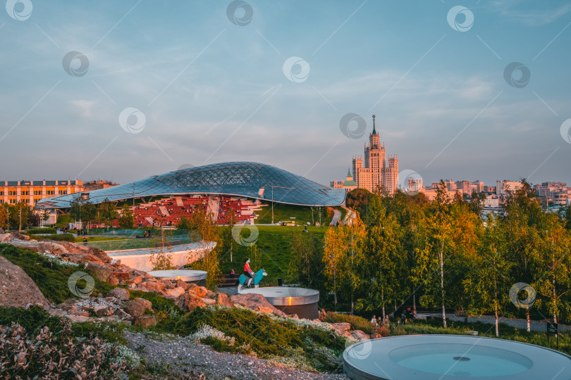 Скачать Парк развлечений "Зарядье" в Москве. Панорама вечернего города. фотосток Ozero