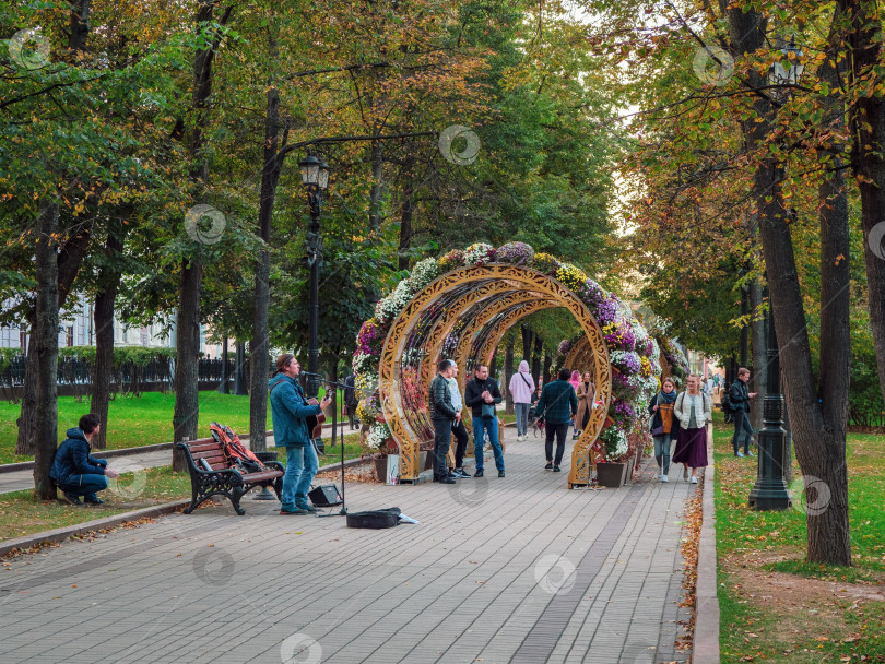 Скачать Уличные музыканты играют вечером на аллее на Чистых Прудах. фотосток Ozero