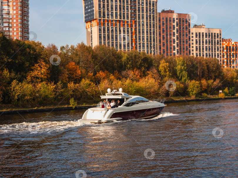 Скачать Роскошная яхта с людьми на реке в Москве. Светская встреча на яхте. фотосток Ozero