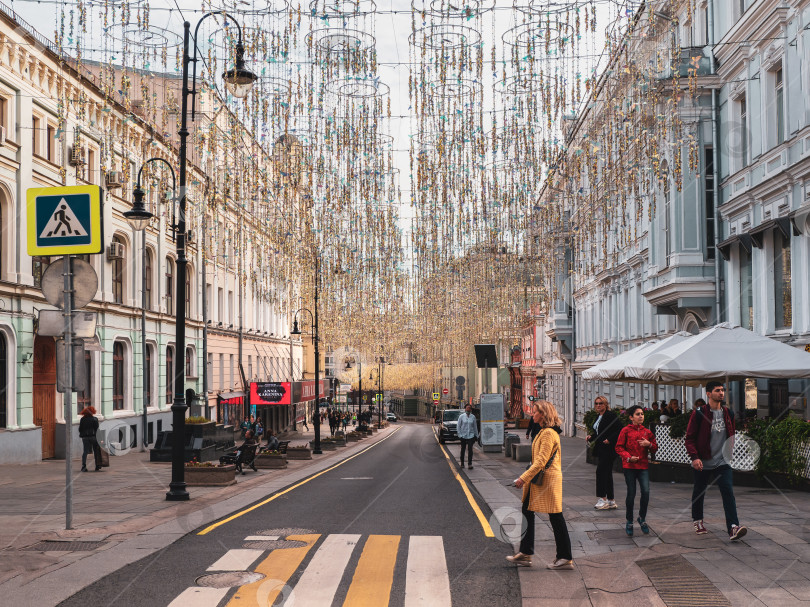 Скачать Улица Большая Дмитровка в Москве с гуляющими людьми. фотосток Ozero