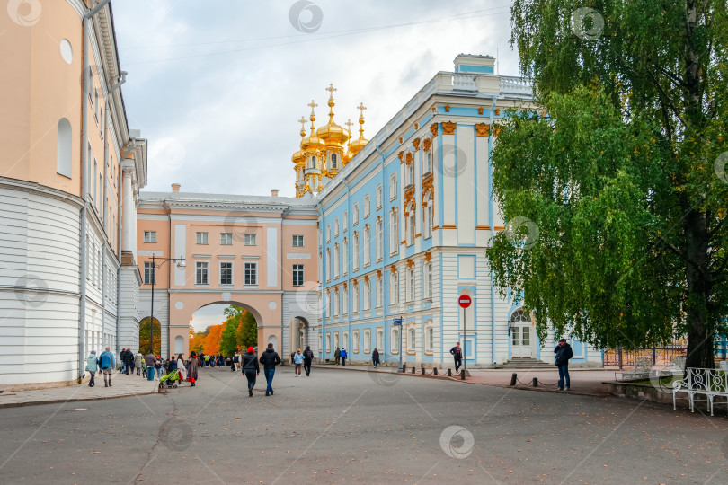 Скачать Осень в Царском Селе. Осенний выходной день с людьми, гуляющими возле Екатерининского дворца в Царском Селе. фотосток Ozero