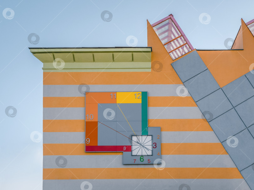 Скачать Оригинальные часы на современном здании. фотосток Ozero