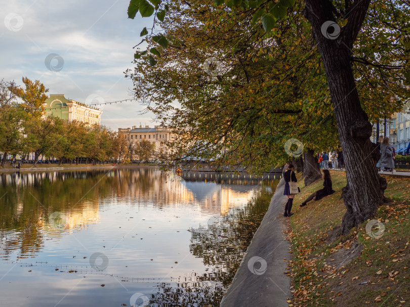 Скачать Осенний тихий вечер на Чистых прудах в Москве. Концепция городской жизни. фотосток Ozero