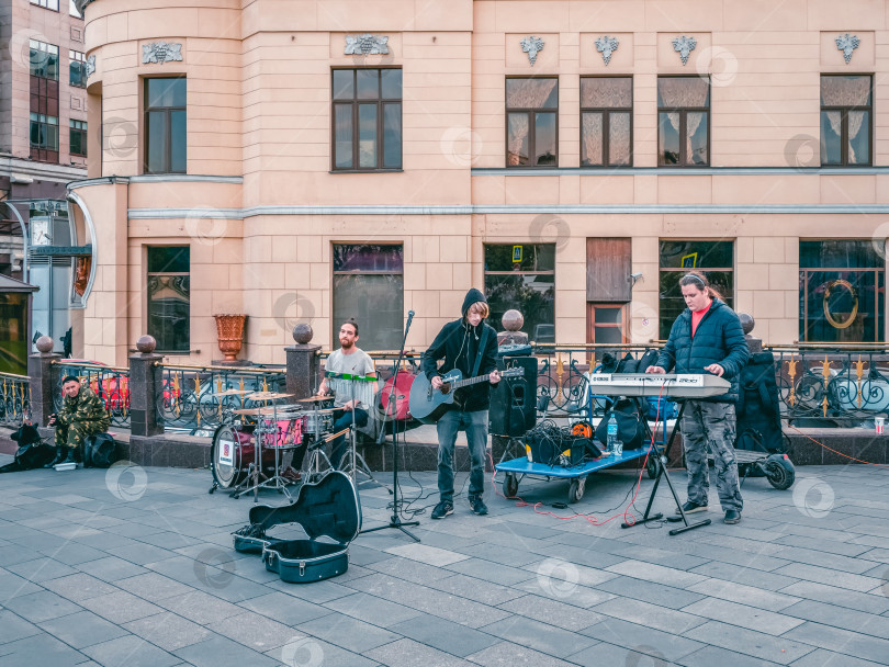 Скачать Вечером играют уличные музыканты. Москва. фотосток Ozero